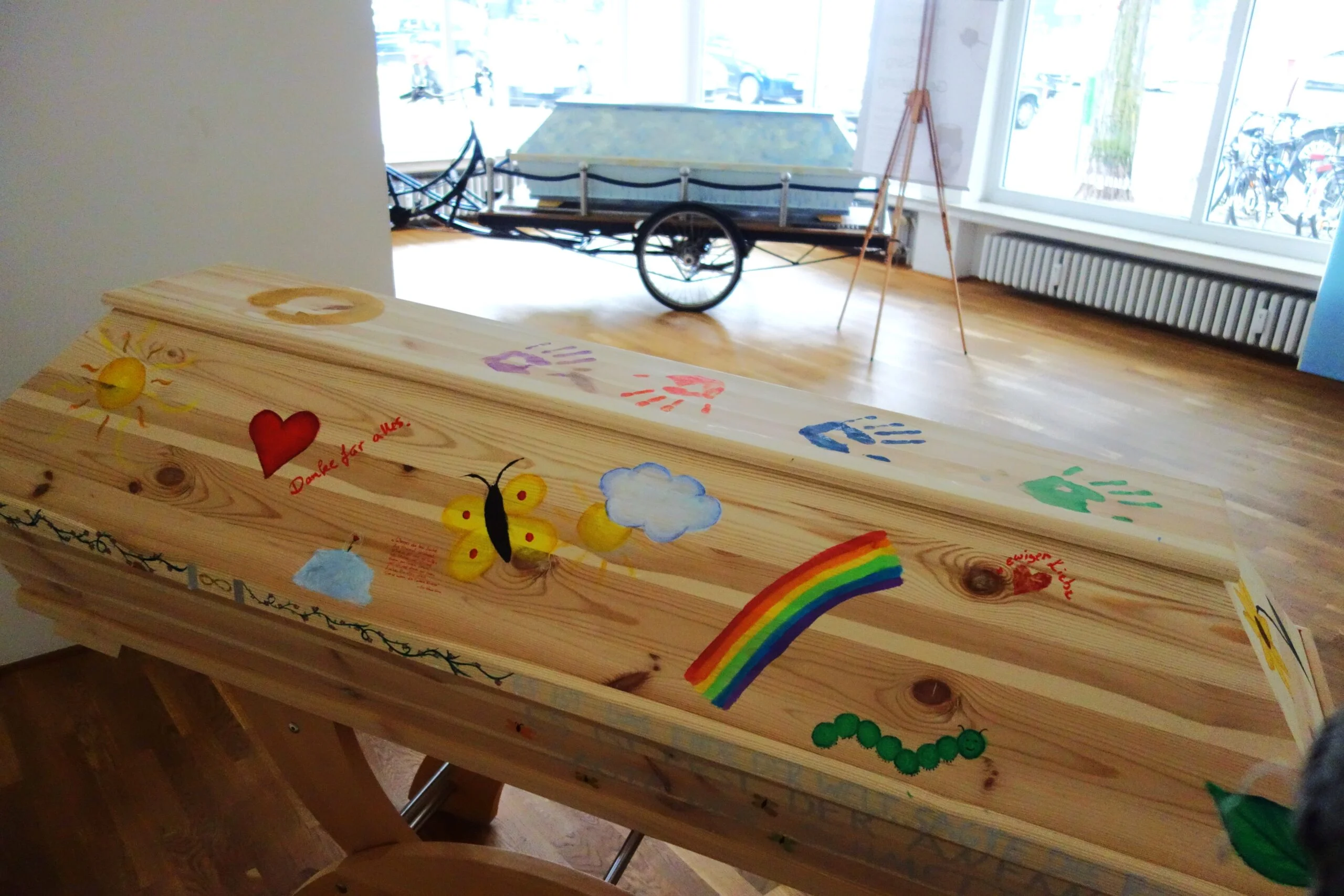 Bunter Sarg im trauerraum Bestatter Bremen