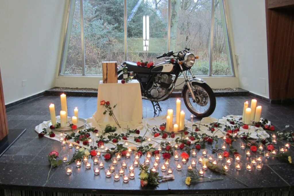 Trauerfeier mit Motorrad und Urne