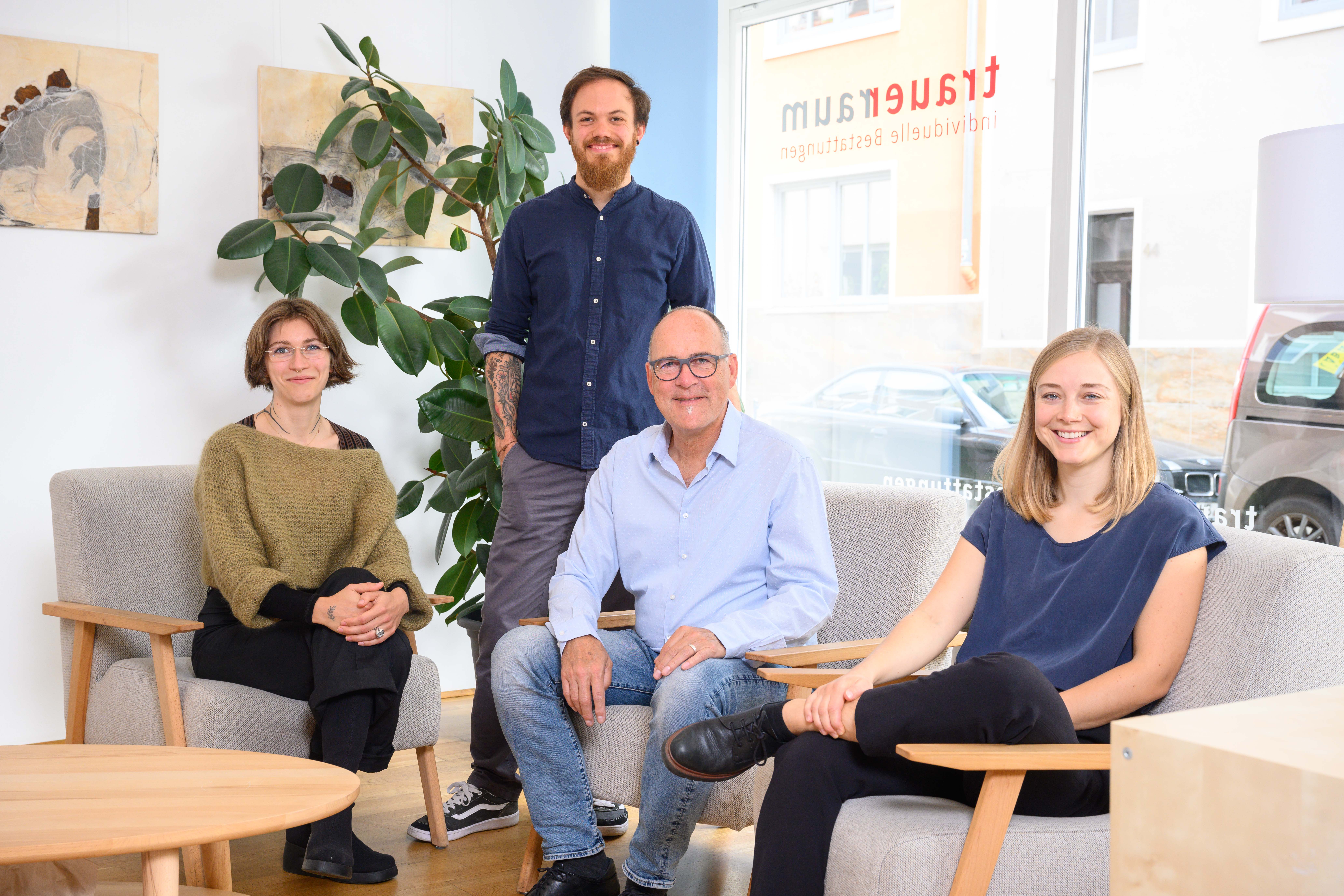 Vorschlag HA 20250917_Trauerraum Team_©Kerstin Rolfes_0023_3MB Bestatter Bremen